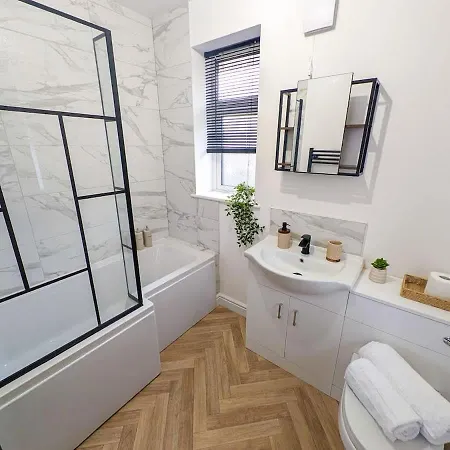 3-bed House - Sleeps 5 - Free Driveway Parking - Friendly - Close To Centre