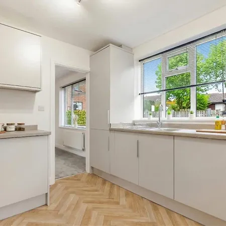 3-bed House - Sleeps 5 - Free Driveway Parking - Friendly - Close To Centre *