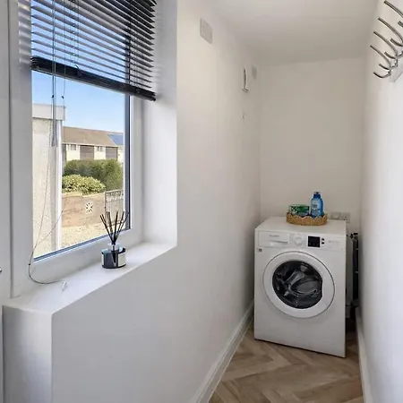 Feriehus 3-bed House - Sleeps 5 - Free Driveway Parking - Friendly - Close To Centre