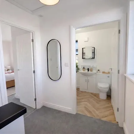 Feriehus 3-bed House - Sleeps 5 - Free Driveway Parking - Friendly - Close To Centre *