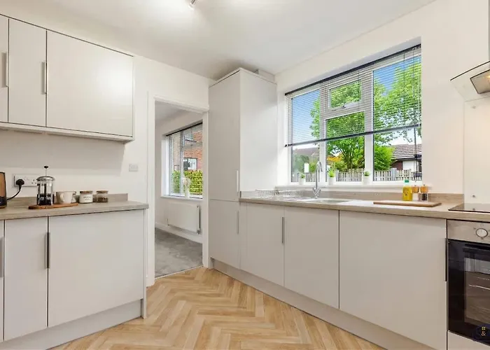 3-bed House - Sleeps 5 - Free Driveway Parking - Friendly - Close To Centre *